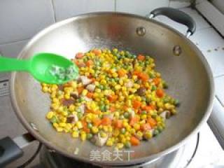 玉米炒三色的做法步骤：2