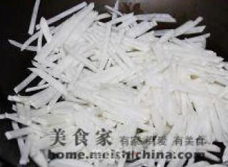萝卜丝炒银鱼干的做法步骤：3