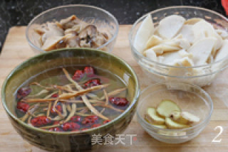 秋寒霜降喝汤暖胃 山笋野菌土鸡汤的做法步骤：2