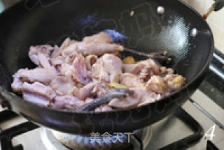 秋寒霜降喝汤暖胃 山笋野菌土鸡汤的做法步骤：2