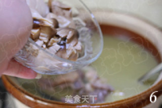 秋寒霜降喝汤暖胃 山笋野菌土鸡汤的做法步骤：2