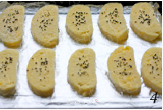 儿子的营养早餐 蛋奶烤馍片的做法步骤：2