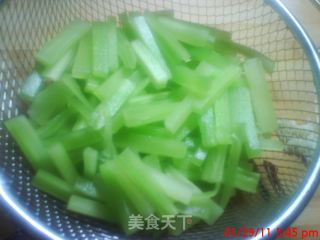 炝莴笋的做法步骤：2