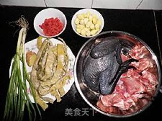 年菜之二十一滋补营养汤 -----炖乌骨鸡银杏排骨汤的做法步骤：4