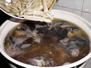 年菜之二十一滋补营养汤 -----炖乌骨鸡银杏排骨汤的做法步骤：4