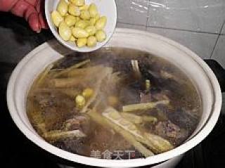 年菜之二十一滋补营养汤 -----炖乌骨鸡银杏排骨汤的做法步骤：4