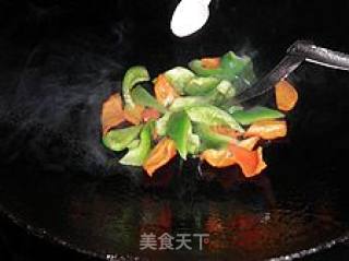 年菜之二十二素什锦 ----辣椒毛豆炒双菇的做法步骤：3
