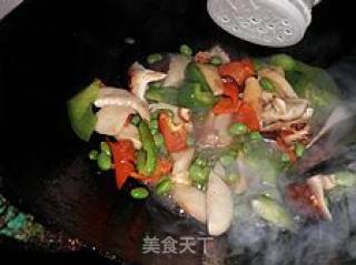 年菜之二十二素什锦 ----辣椒毛豆炒双菇的做法步骤：3