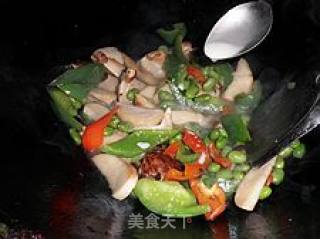 年菜之二十二素什锦 ----辣椒毛豆炒双菇的做法步骤：3