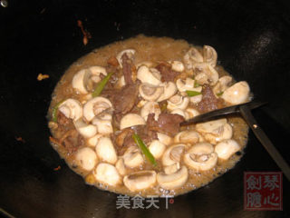 鸭肉炒口蘑的做法步骤：3