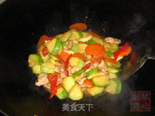 西葫芦炒鸡脯肉的做法步骤：3