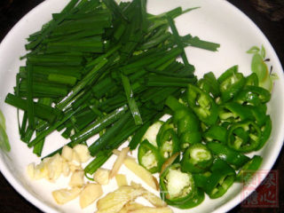 非常美食--韭菜炒蚕蛹的做法步骤：4