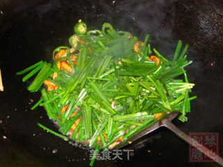 非常美食--韭菜炒蚕蛹的做法步骤：4