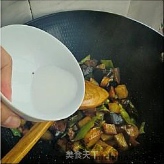 经典的东北家常菜----地三鲜的做法步骤：2