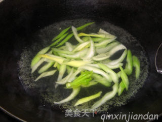 晚餐时间----西芹炒猪肝的做法步骤：3