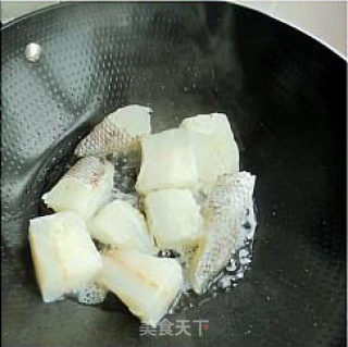 家常补钙菜肴----鳕鱼炖豆腐的做法步骤：2
