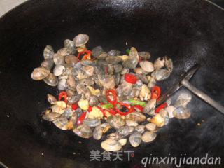 姜葱炒文蛤的做法步骤：3
