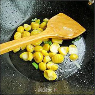 秋冬季的保健菜----栗子烩白菜的做法步骤：2