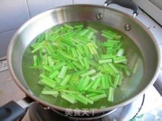 芹菜拌花生仁的做法步骤：2