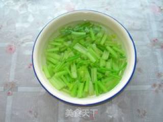 芹菜拌花生仁的做法步骤：2