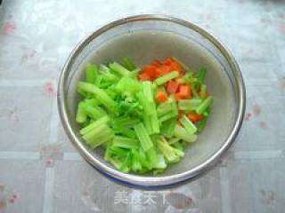 芹菜拌花生仁的做法步骤：2