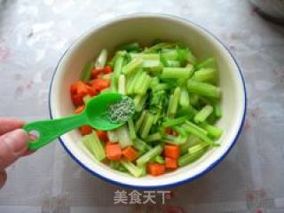 芹菜拌花生仁的做法步骤：2