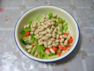 芹菜拌花生仁的做法步骤：2