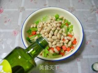 芹菜拌花生仁的做法步骤：2