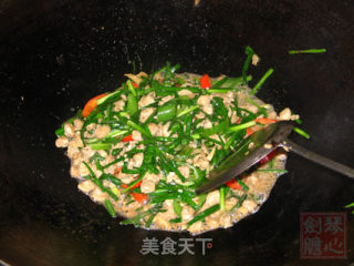 非常家常的韭菜炒蚬肉的做法步骤：4