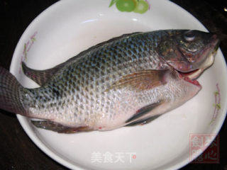 简单的洋葱烤罗非鱼的做法步骤：3