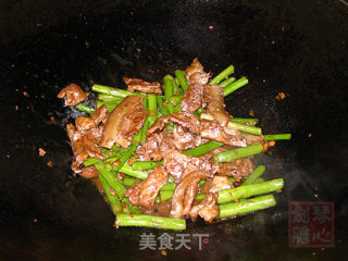 五花肉炒芦笋的做法步骤：4