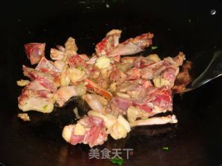 青椒鸭块的做法步骤：2