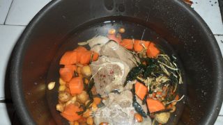 菜干猪骨汤的做法步骤：2
