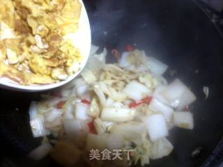香辣白菜烩鸡蛋的做法步骤：2