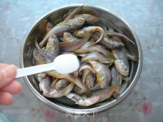 香酥小炸鱼的做法步骤：2