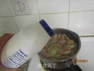 午餐肉也能做出美味汤——午餐肉包菜鸡蛋汤的做法步骤：2