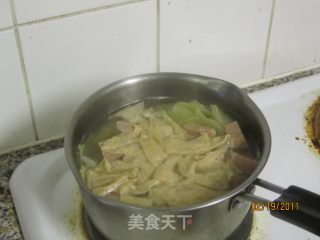 午餐肉也能做出美味汤——午餐肉包菜鸡蛋汤的做法步骤：2