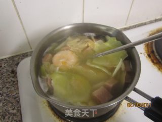 午餐肉也能做出美味汤——午餐肉包菜鸡蛋汤的做法步骤：2