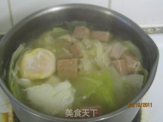 午餐肉也能做出美味汤——午餐肉包菜鸡蛋汤的做法步骤：2