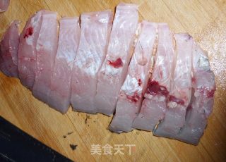 双椒葱爆鱼的做法步骤：2