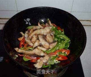 双椒葱爆鱼的做法步骤：2