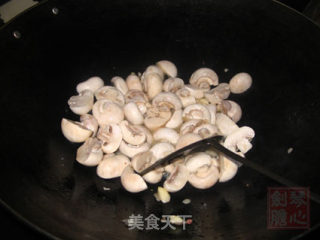简单的泡椒炒口蘑的做法步骤：3