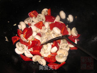简单的泡椒炒口蘑的做法步骤：3