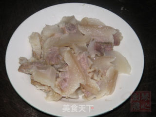 客家咸肉炒猪乸菜的做法步骤：3