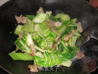 客家咸肉炒猪乸菜的做法步骤：3
