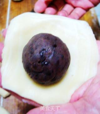 酥皮豆沙月饼的做法步骤：2