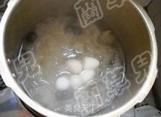银耳炖鹌鹑蛋的做法步骤：3