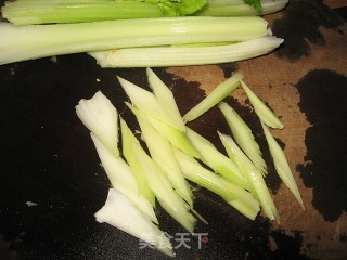 西芹炒木耳的做法步骤：2