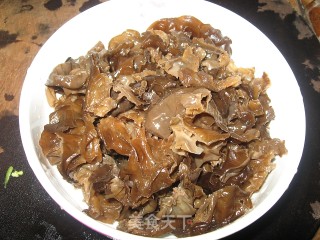 西芹炒木耳的做法步骤：2