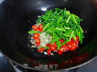 蒜苔炒猪皮的做法步骤：3